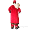 Personaje de Santa Claus decorado con calcetines navideños